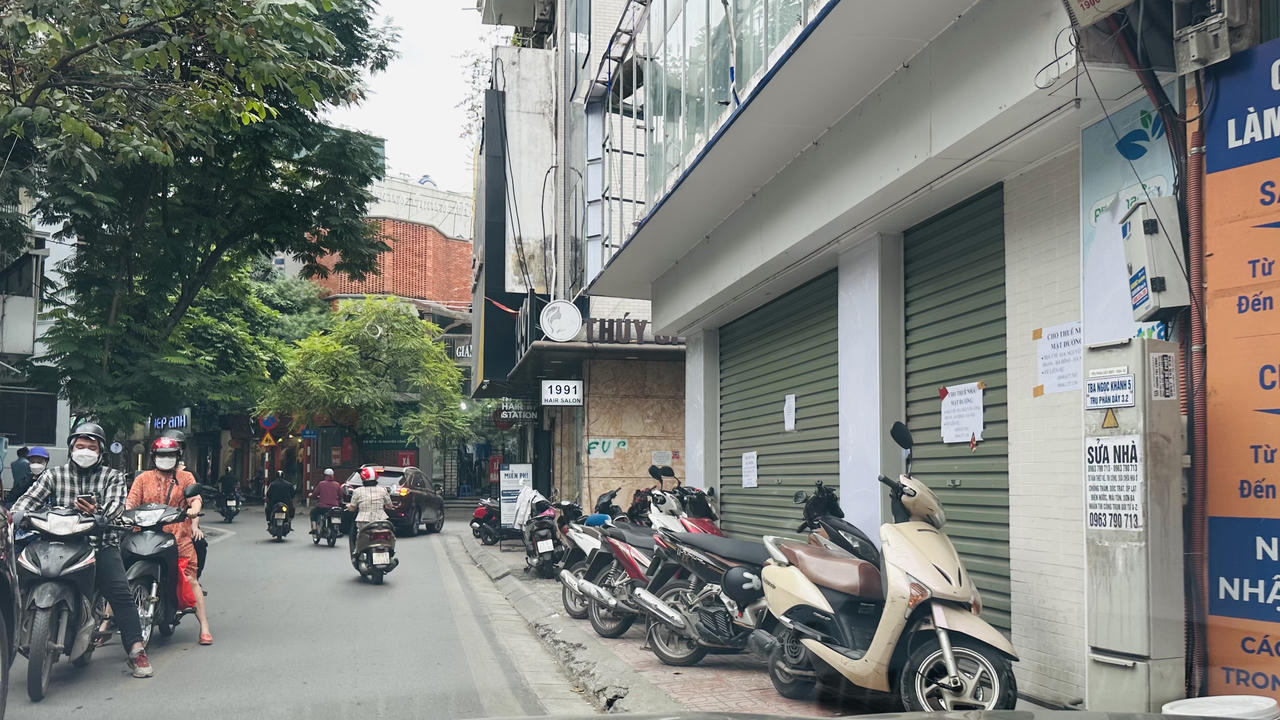 Hình ảnh vỉa hè Hà Nội "làm" mọi việc nhưng không dành cho người đi bộ