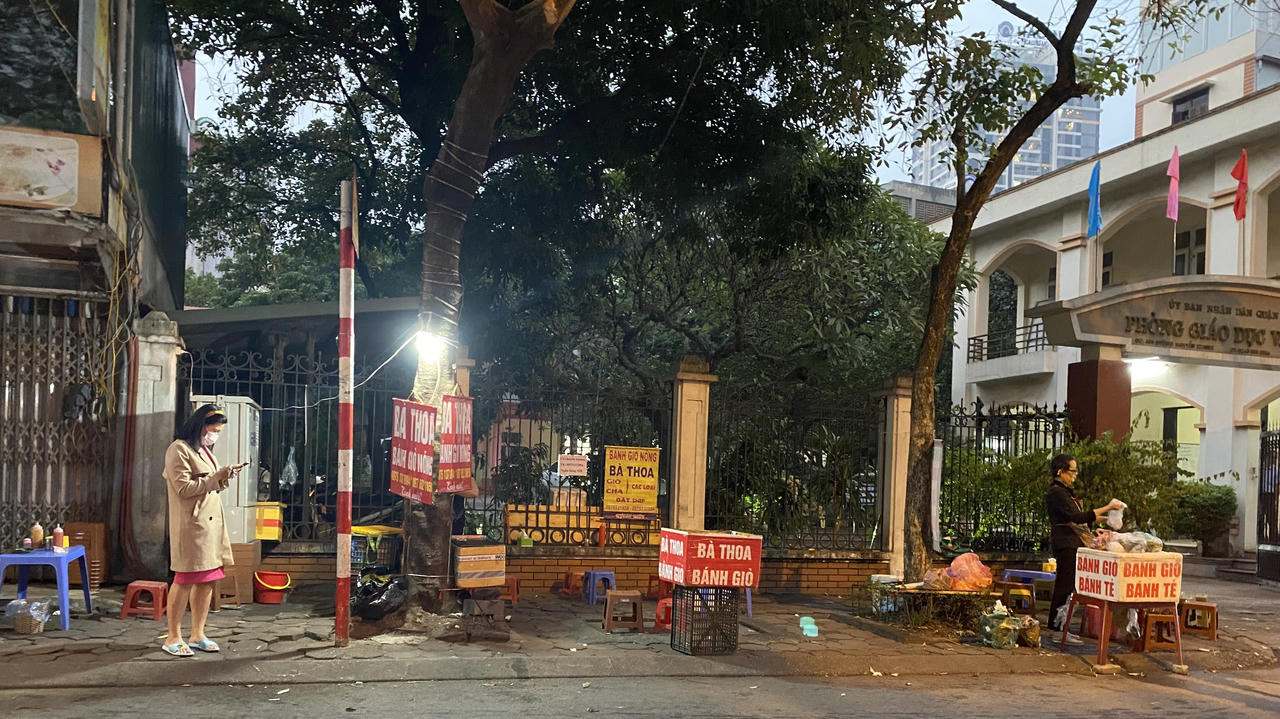 Hình ảnh vỉa hè Hà Nội "làm" mọi việc nhưng không dành cho người đi bộ