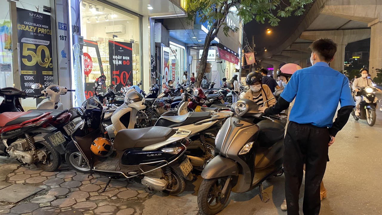 Hình ảnh vỉa hè Hà Nội "làm" mọi việc nhưng không dành cho người đi bộ