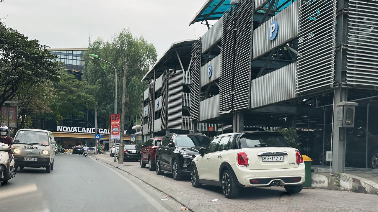 Hình ảnh vỉa hè Hà Nội "làm" mọi việc nhưng không dành cho người đi bộ