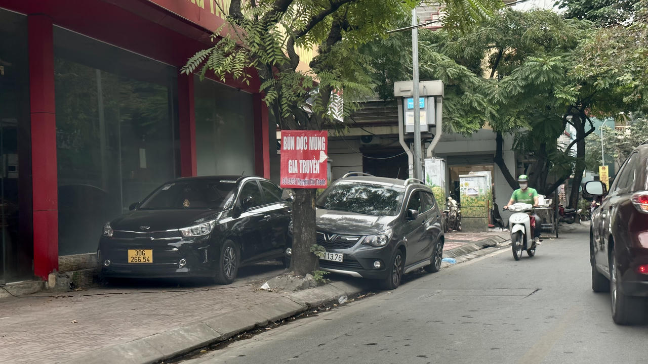 Hình ảnh vỉa hè Hà Nội "làm" mọi việc nhưng không dành cho người đi bộ