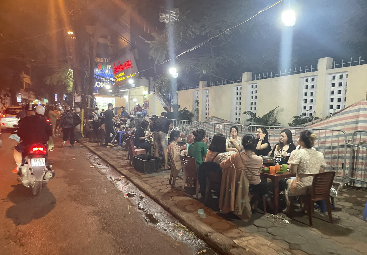 Hình ảnh vỉa hè Hà Nội "làm" mọi việc nhưng không dành cho người đi bộ