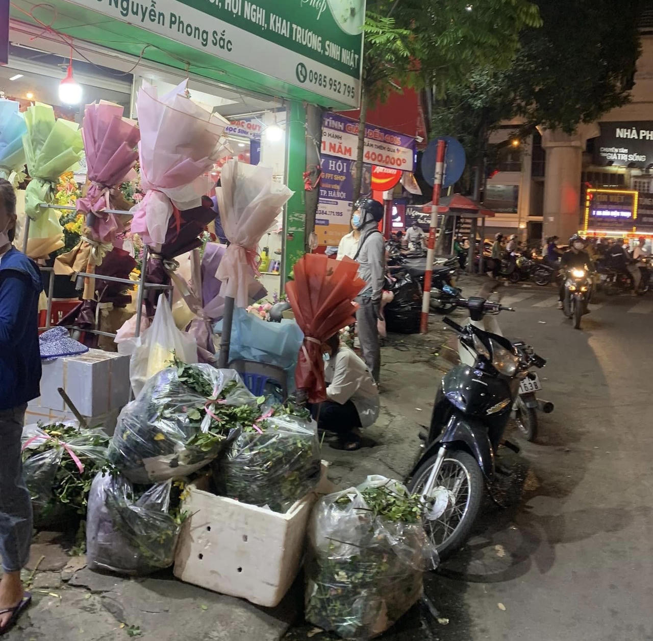 Hình ảnh vỉa hè Hà Nội "làm" mọi việc nhưng không dành cho người đi bộ