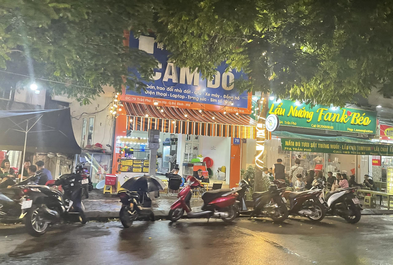 Hình ảnh vỉa hè Hà Nội "làm" mọi việc nhưng không dành cho người đi bộ