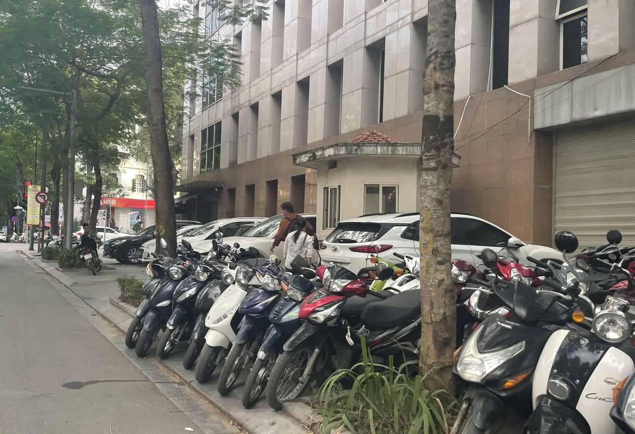 Hình ảnh vỉa hè Hà Nội "làm" mọi việc nhưng không dành cho người đi bộ