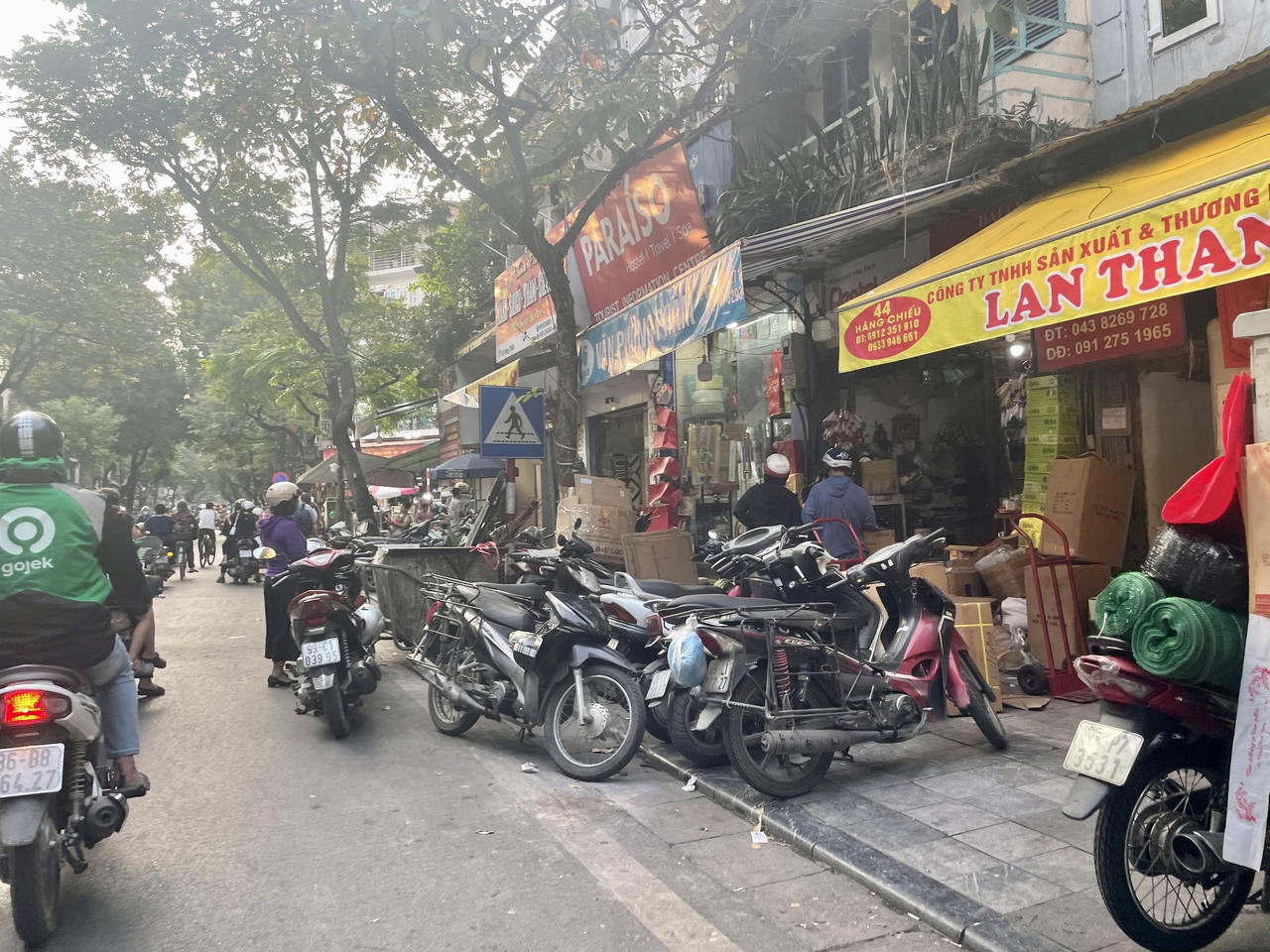 Hình ảnh vỉa hè Hà Nội "làm" mọi việc nhưng không dành cho người đi bộ