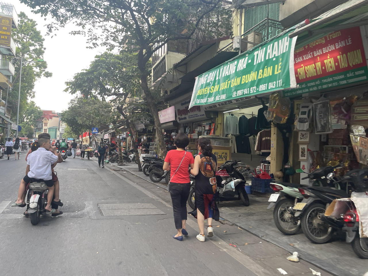 Hà Nội: Còn đâu vỉa hè dành cho người đi bộ?