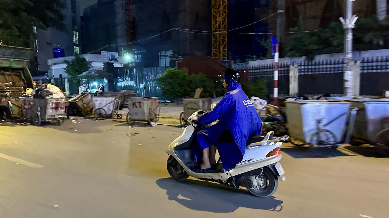 Người Hà Nội mặc áo mưa, co ro trong cái lạnh đầu đông 