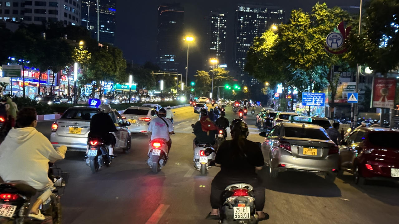 Người Hà Nội mặc áo mưa, co ro trong cái lạnh đầu đông 