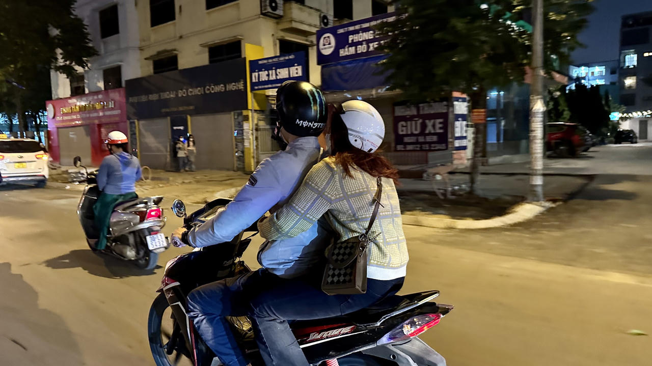 Người Hà Nội mặc áo mưa, co ro trong cái lạnh đầu đông 