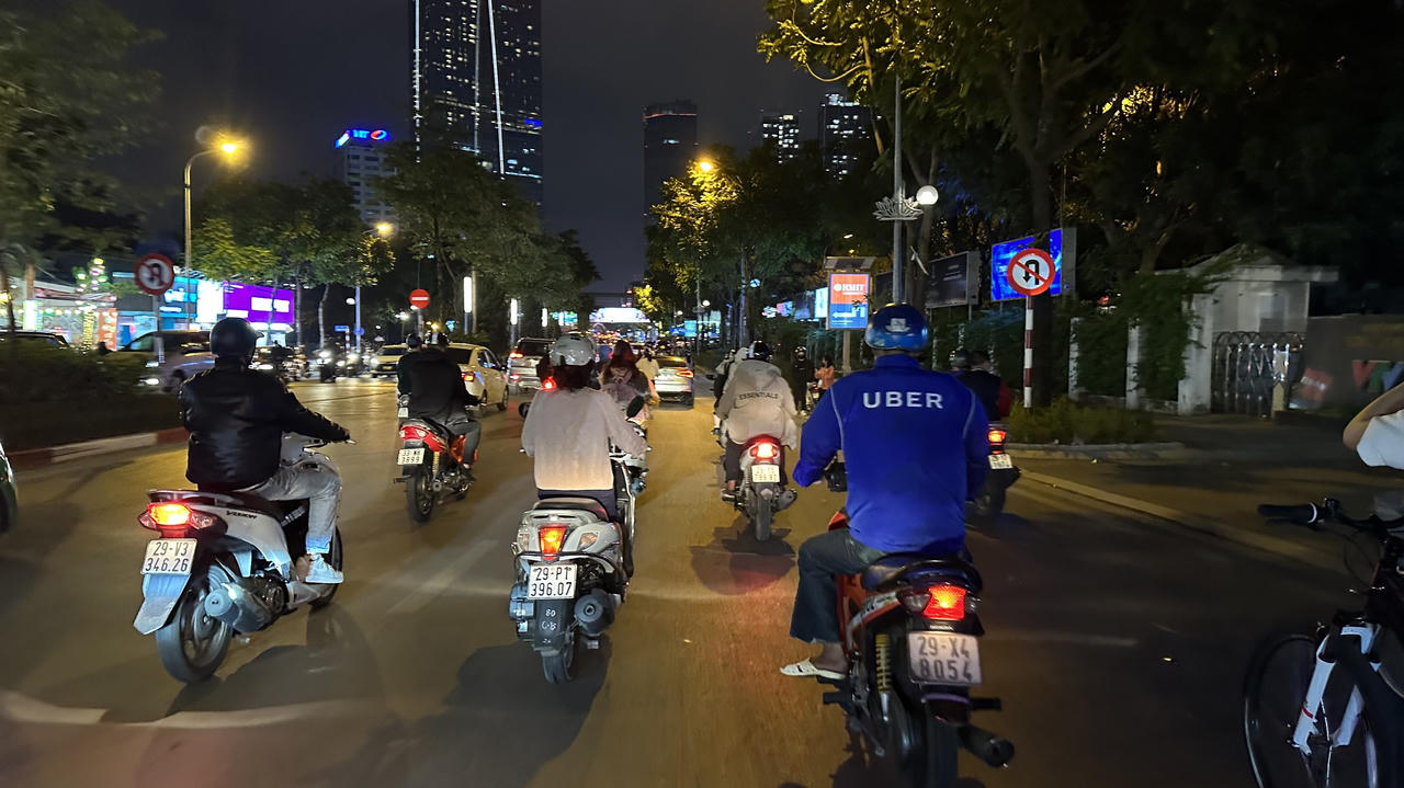 Người Hà Nội mặc áo mưa, co ro trong cái lạnh đầu đông 