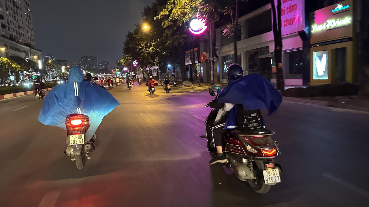 Người Hà Nội mặc áo mưa, co ro trong cái lạnh đầu đông 