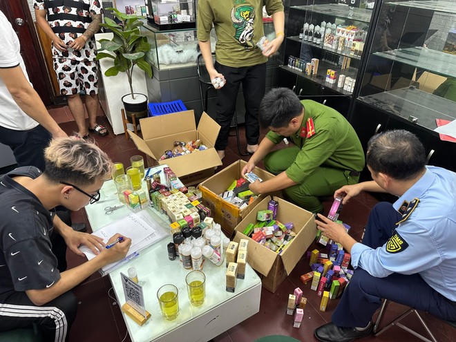 Treo biển làm tóc nhưng bán toàn thuốc lá điện tử, tinh dầu không nguồn gốc