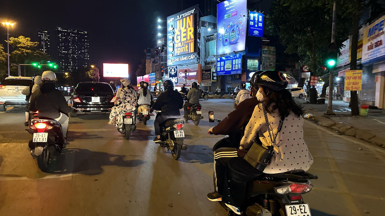 Người Hà Nội mặc áo mưa, co ro trong cái lạnh đầu đông 