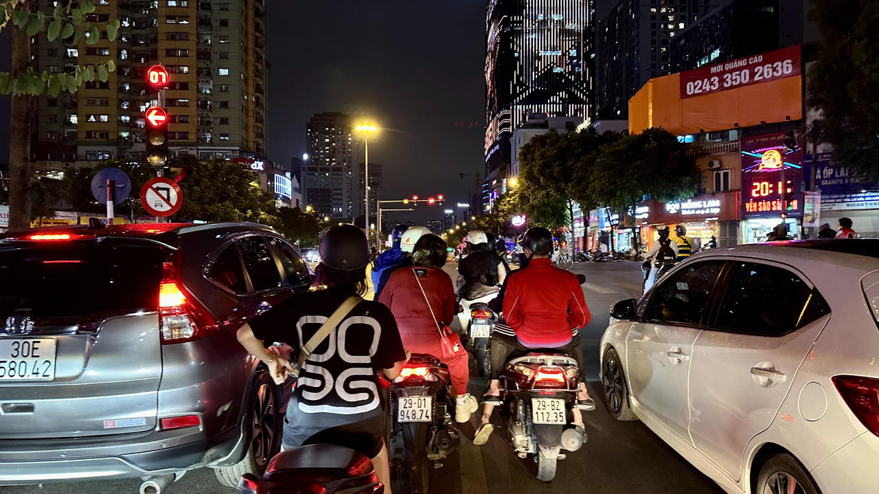 Người Hà Nội mặc áo mưa, co ro trong cái lạnh đầu đông 