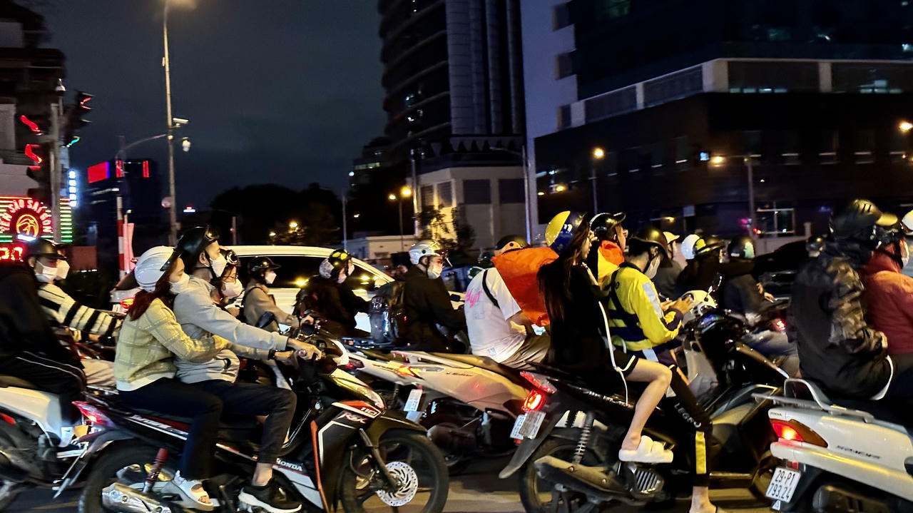 Người Hà Nội mặc áo mưa, co ro trong cái lạnh đầu đông 