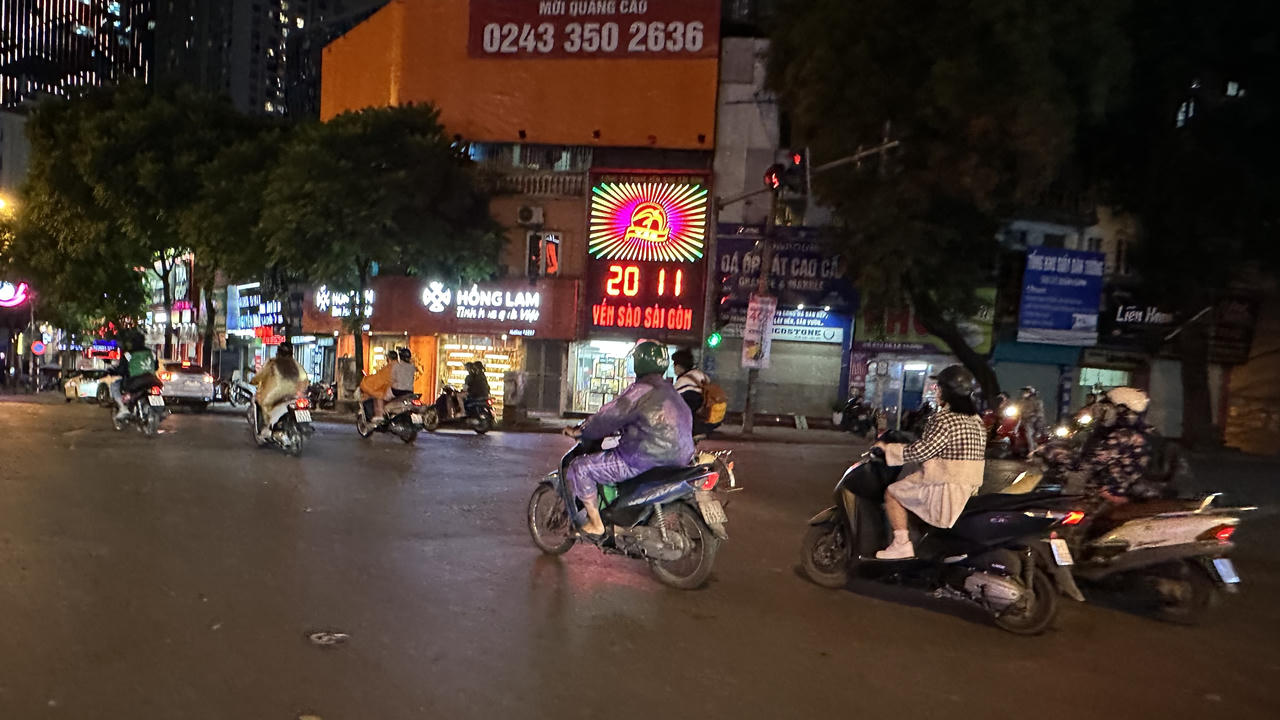 Người Hà Nội mặc áo mưa, co ro trong cái lạnh đầu đông 