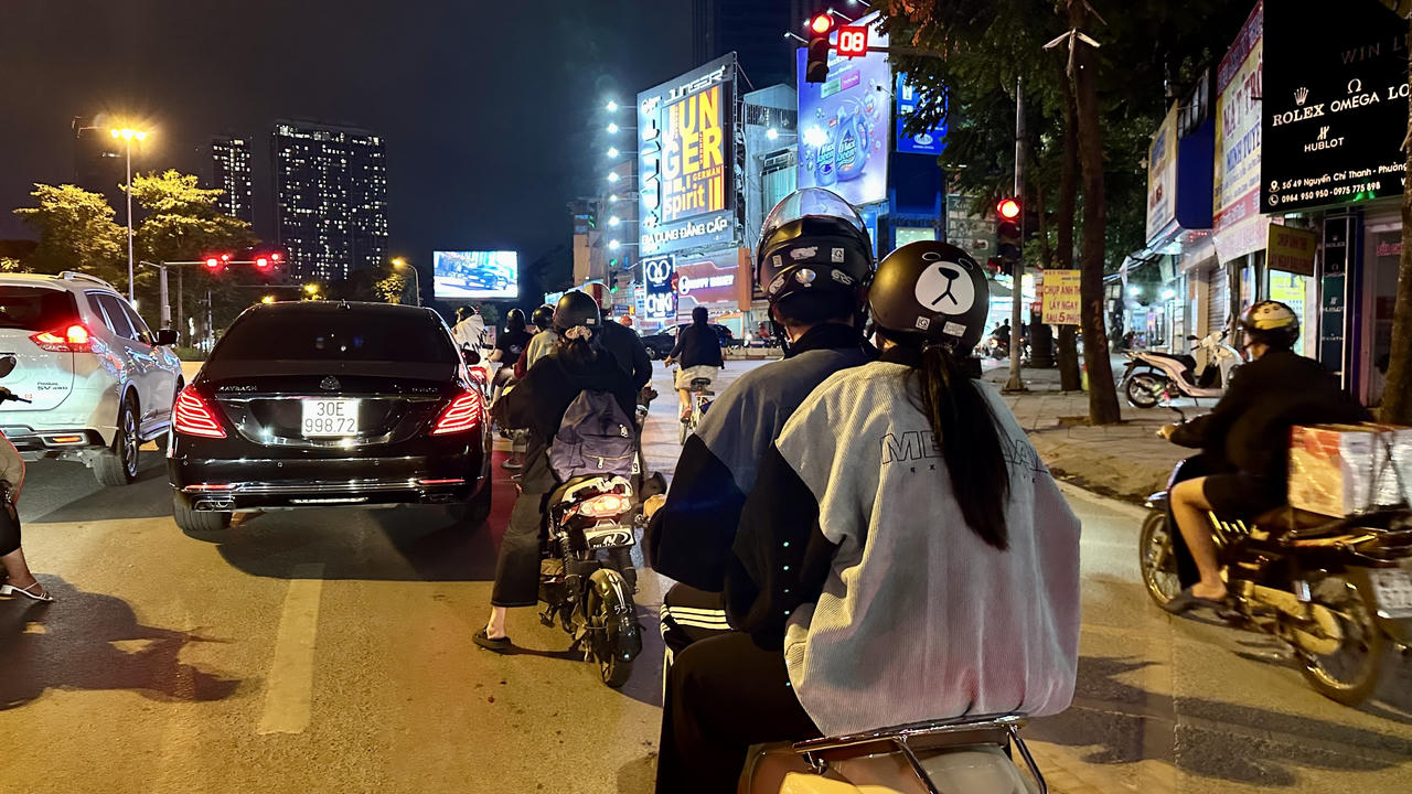 Người Hà Nội mặc áo mưa, co ro trong cái lạnh đầu đông 