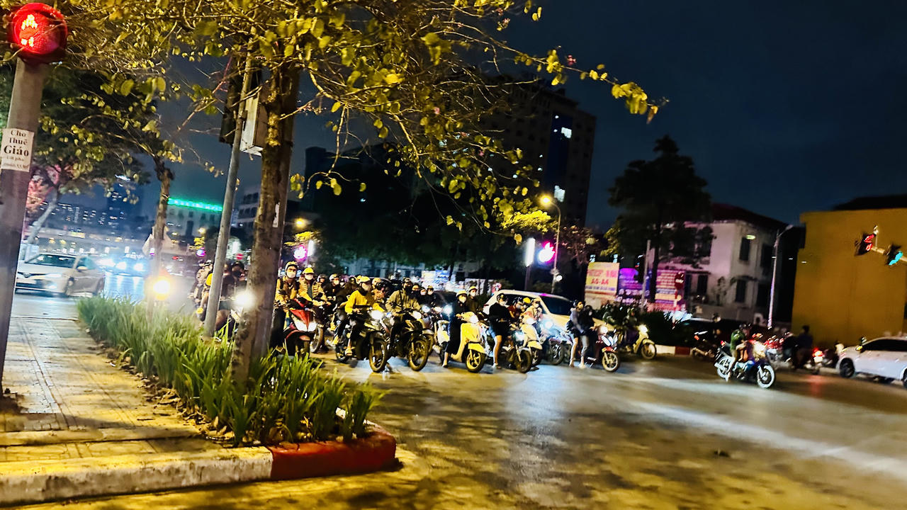 Người Hà Nội mặc áo mưa, co ro trong cái lạnh đầu đông 