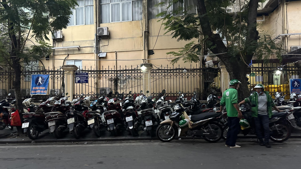 Hà Nội: Còn đâu vỉa hè dành cho người đi bộ?