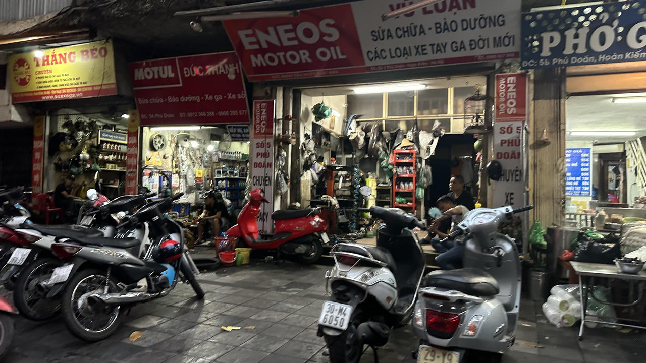 Hình ảnh vỉa hè Hà Nội "làm" mọi việc nhưng không dành cho người đi bộ