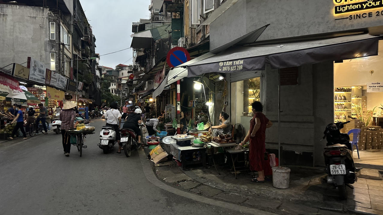 Hình ảnh vỉa hè Hà Nội "làm" mọi việc nhưng không dành cho người đi bộ