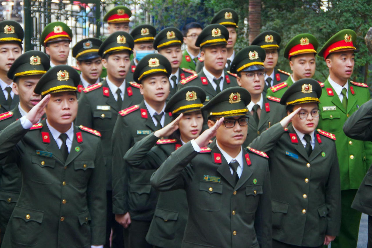 Thanh niên Công an Thủ đô dâng hương tưởng nhớ đồng bào, chiến sỹ đã hy sinh để bảo vệ Hà Nội 