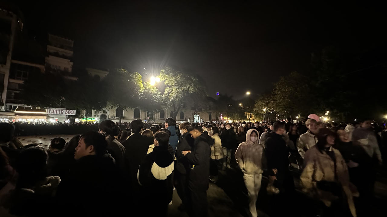 Hà Nội: “Biển người” chen nhau tại lễ hội Countdown đón chào năm mới 2023