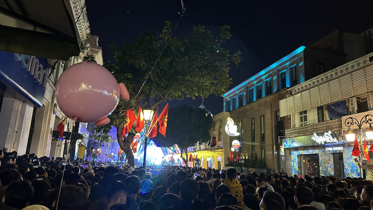 Hà Nội: “Biển người” chen nhau tại lễ hội Countdown đón chào năm mới 2023
