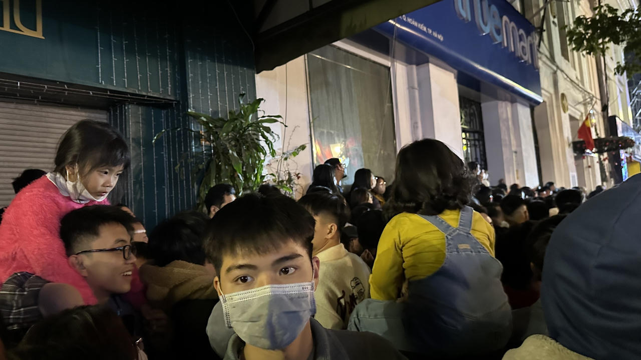 Hà Nội: “Biển người” chen nhau tại lễ hội Countdown đón chào năm mới 2023