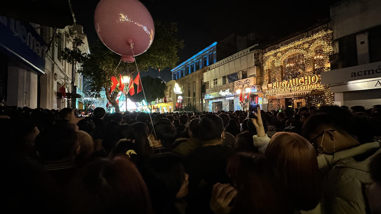 Hà Nội: “Biển người” chen nhau tại lễ hội Countdown đón chào năm mới 2023
