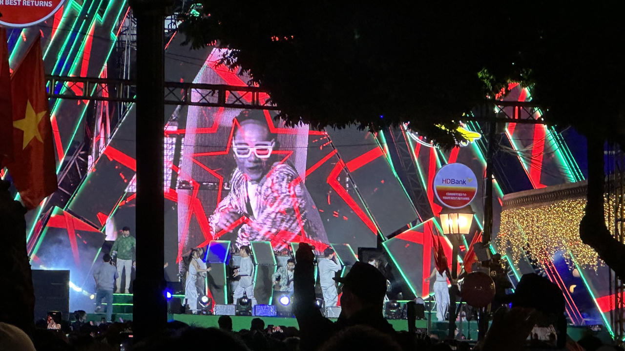 Hà Nội: “Biển người” chen nhau tại lễ hội Countdown đón chào năm mới 2023