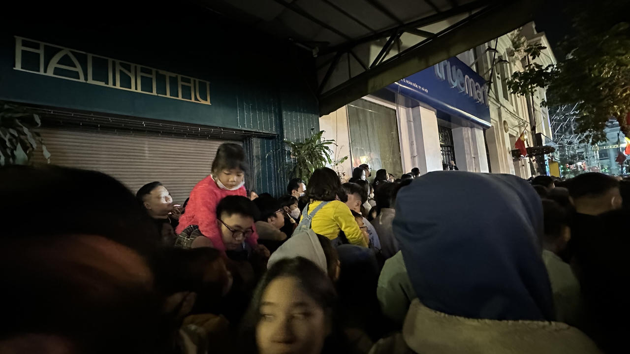 Hà Nội: “Biển người” chen nhau tại lễ hội Countdown đón chào năm mới 2023