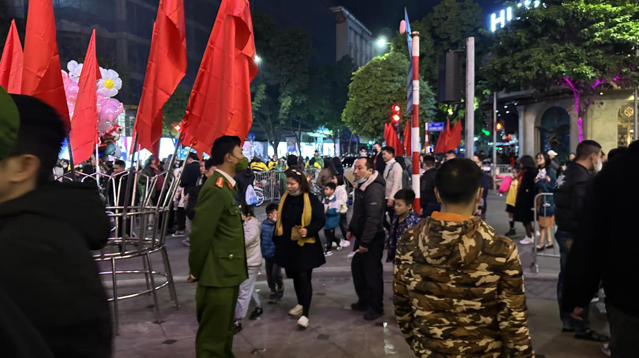 Hà Nội: “Biển người” chen nhau tại lễ hội Countdown đón chào năm mới 2023