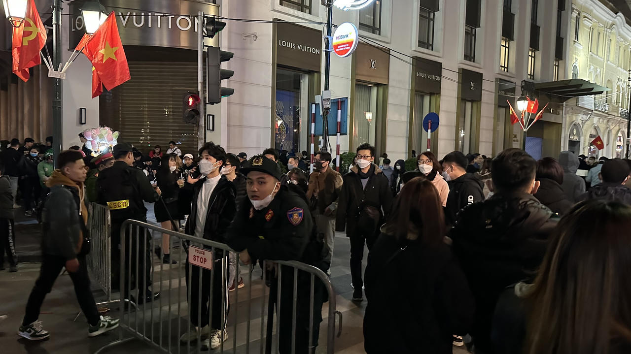 Hà Nội: “Biển người” chen nhau tại lễ hội Countdown đón chào năm mới 2023