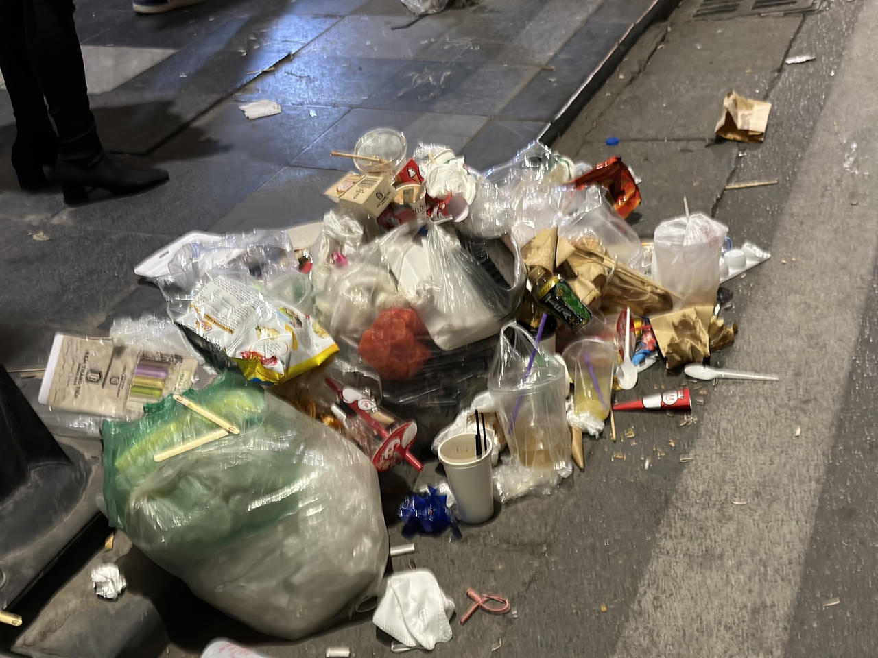 Hà Nội: “Biển người” chen nhau tại lễ hội Countdown đón chào năm mới 2023