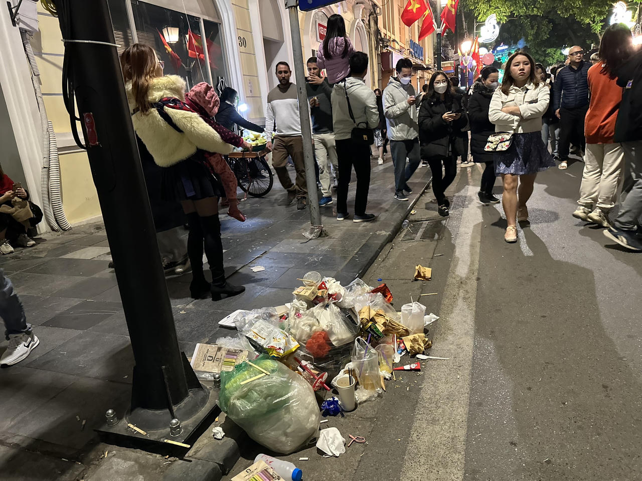 Hà Nội: “Biển người” chen nhau tại lễ hội Countdown đón chào năm mới 2023