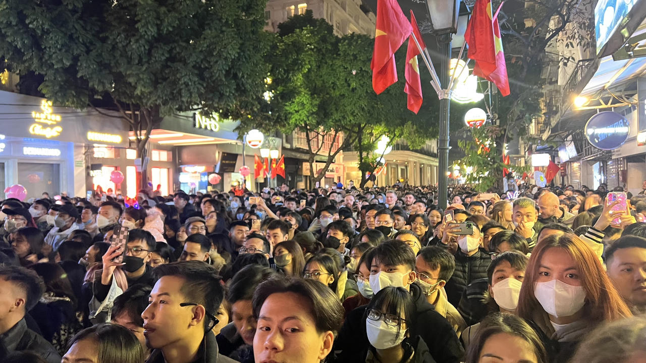 Hà Nội: “Biển người” chen nhau tại lễ hội Countdown đón chào năm mới 2023