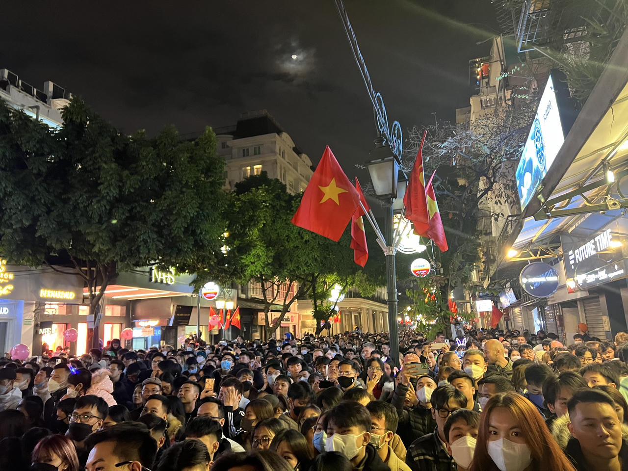 Hà Nội: “Biển người” chen nhau tại lễ hội Countdown đón chào năm mới 2023