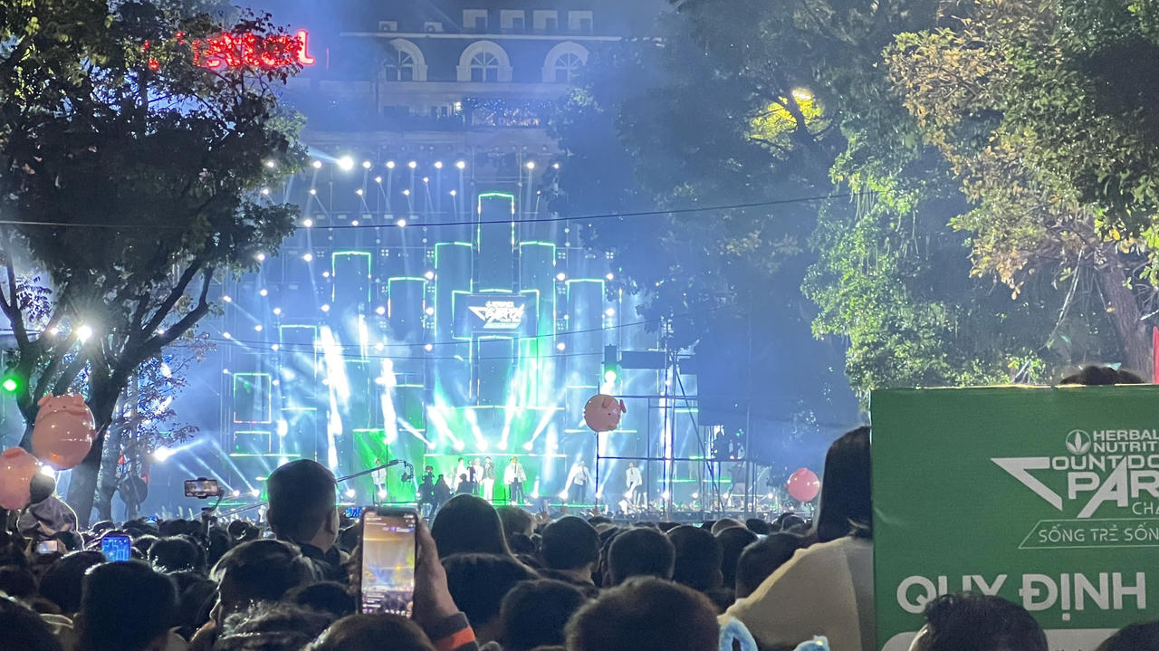 Hà Nội: “Biển người” chen nhau tại lễ hội Countdown đón chào năm mới 2023