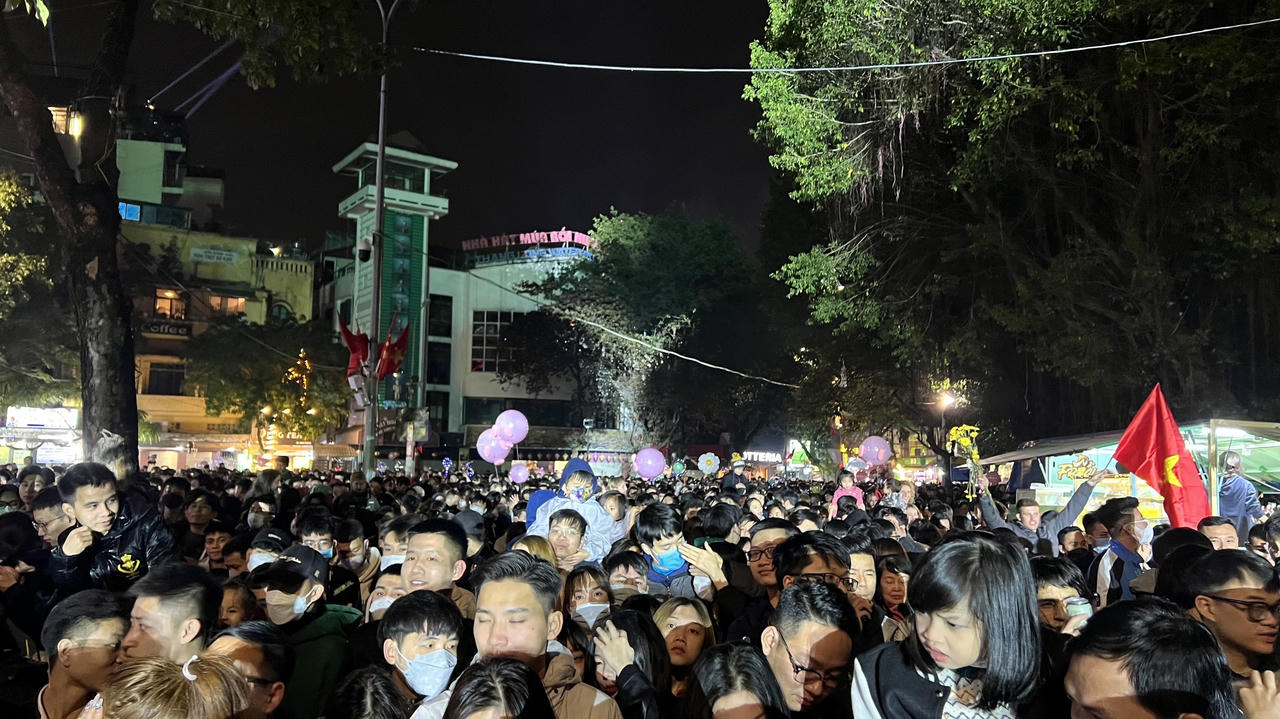 Hà Nội: “Biển người” chen nhau tại lễ hội Countdown đón chào năm mới 2023