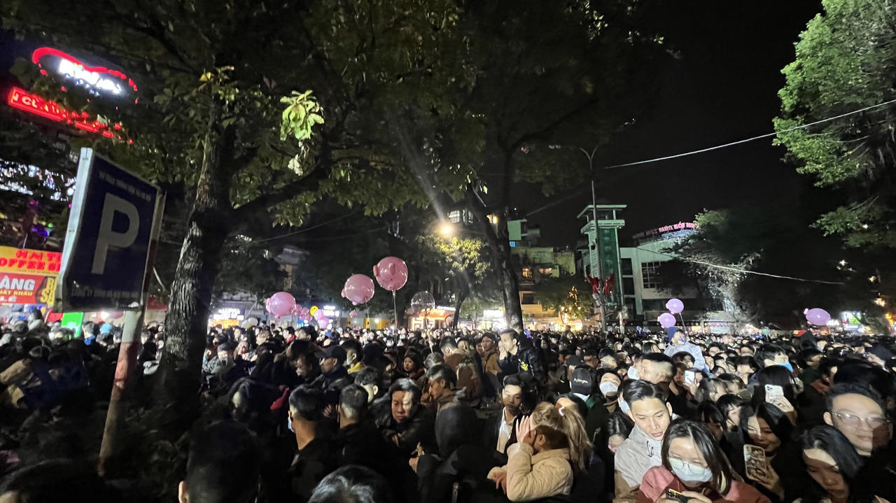 Hà Nội: “Biển người” chen nhau tại lễ hội Countdown đón chào năm mới 2023