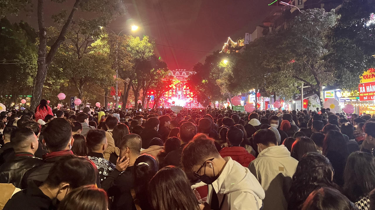 Hà Nội: “Biển người” chen nhau tại lễ hội Countdown đón chào năm mới 2023