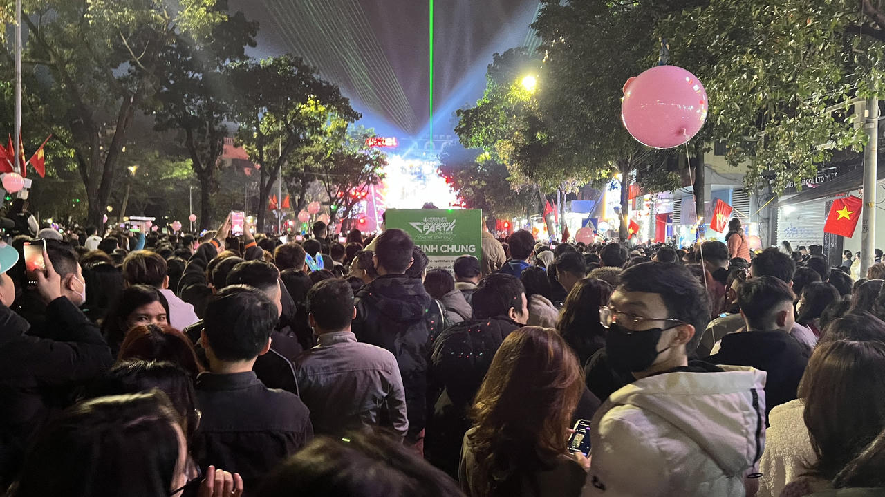 Hà Nội: “Biển người” chen nhau tại lễ hội Countdown đón chào năm mới 2023