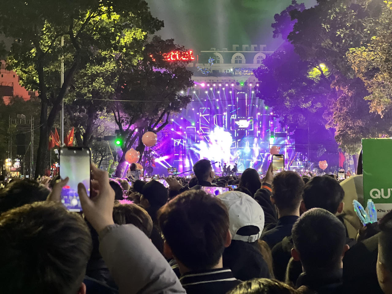 Hà Nội: “Biển người” chen nhau tại lễ hội Countdown đón chào năm mới 2023