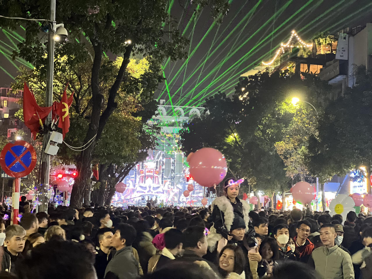 Hà Nội: “Biển người” chen nhau tại lễ hội Countdown đón chào năm mới 2023