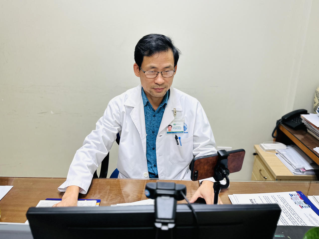 Trẻ em tiếp xúc nhiều với đất có nguy cơ mắc viêm màng não không?