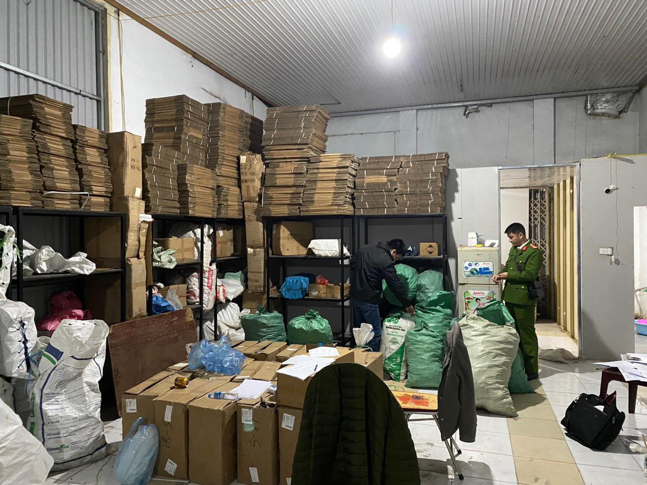 Triệt phá vụ sản xuất làm giả keo dán công nghiệp quy mô lớn