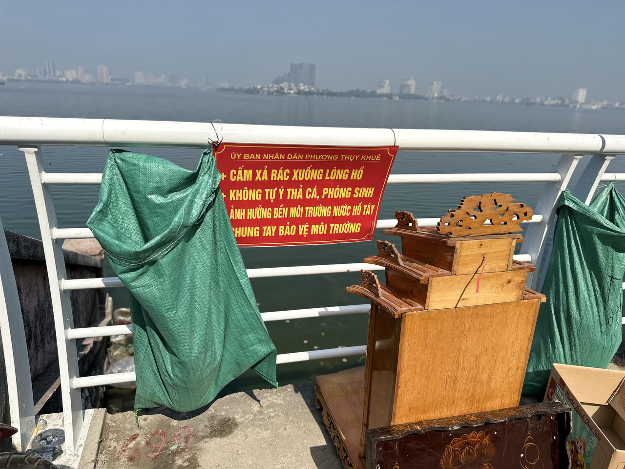 Cá chép tiễn ông Táo 'lên xe cảnh sát' Hà Nội ra sông Hồng 