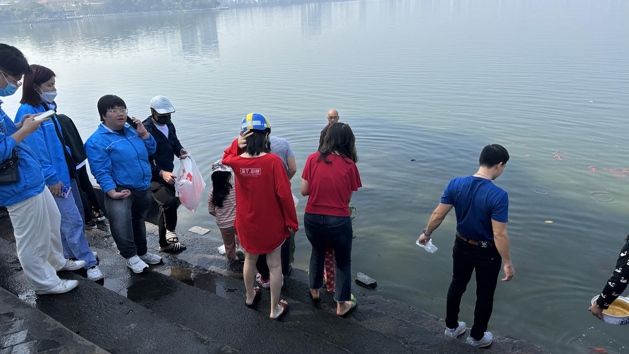 Cá chép tiễn ông Táo 'lên xe cảnh sát' Hà Nội ra sông Hồng 